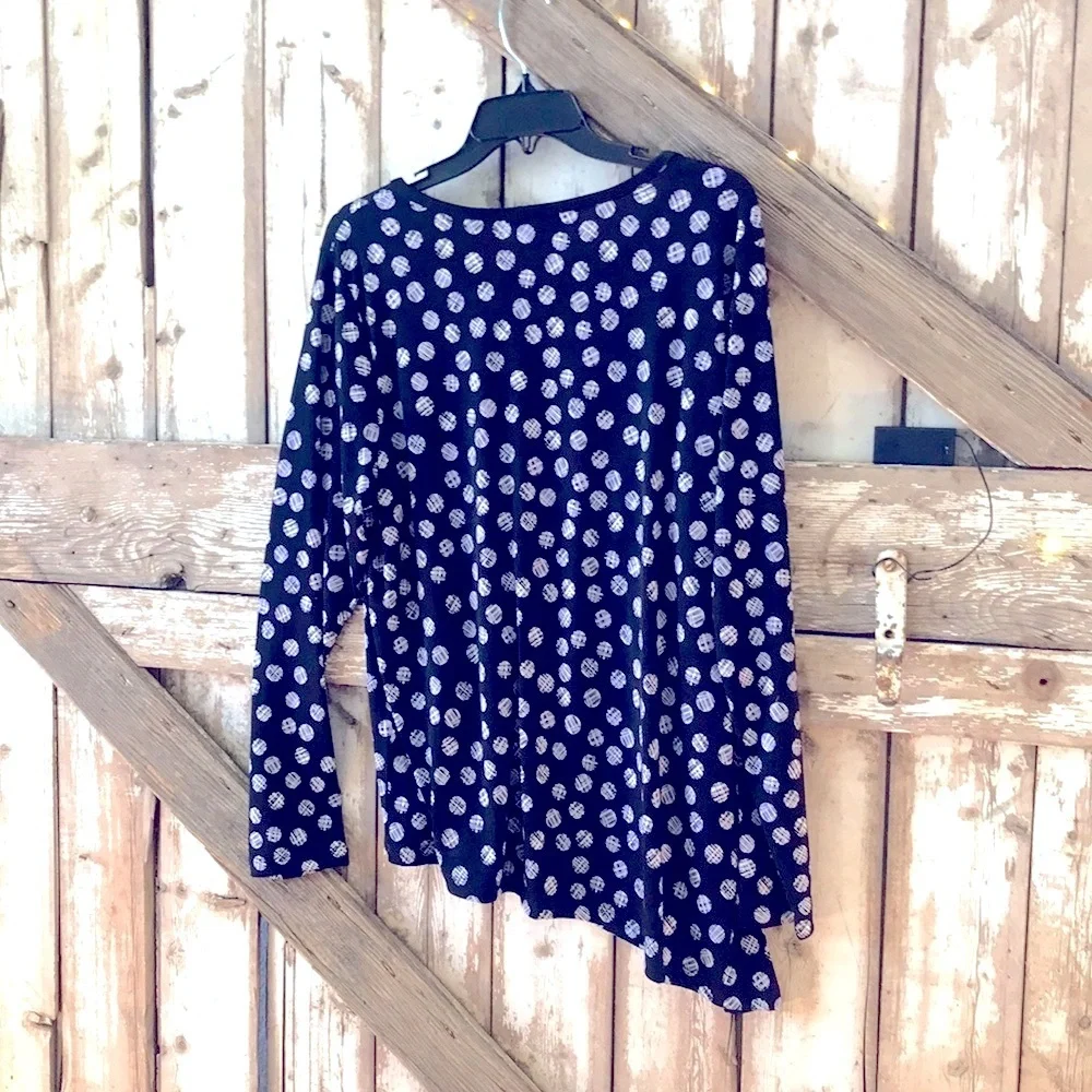 Asymmetrical blouse with black and white circles - Picture 3 of 6